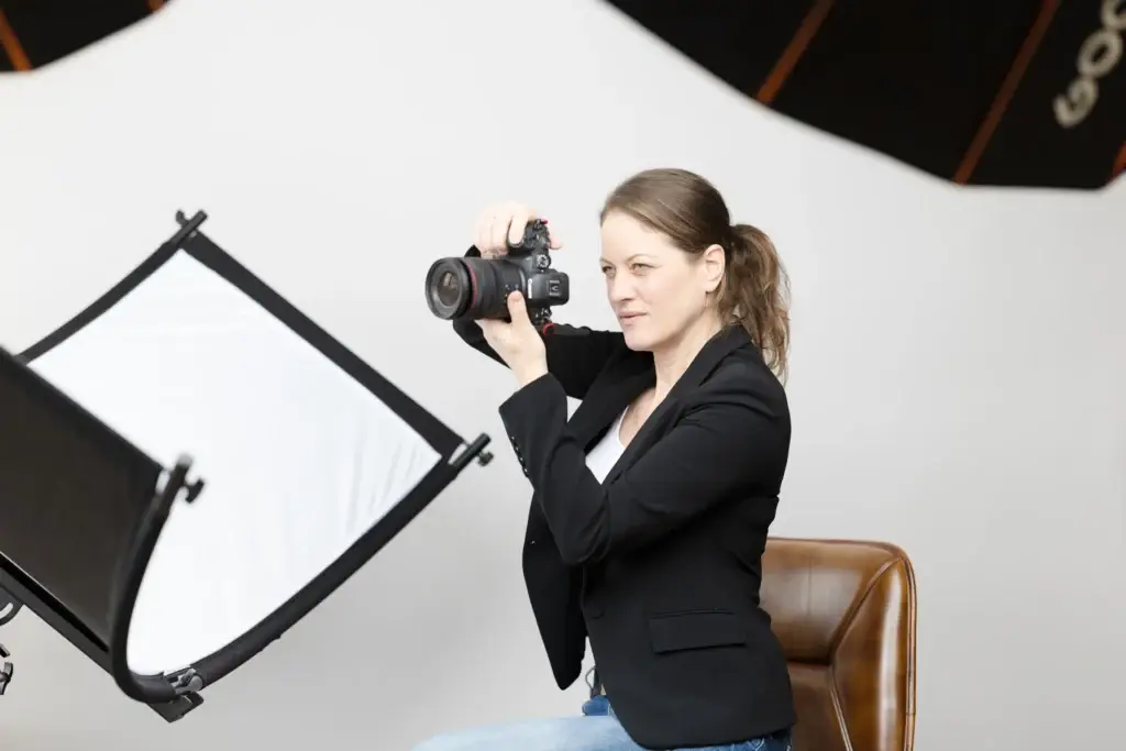 Isabele Godbillon beim fotografieren im Fotostudio in Freiburg